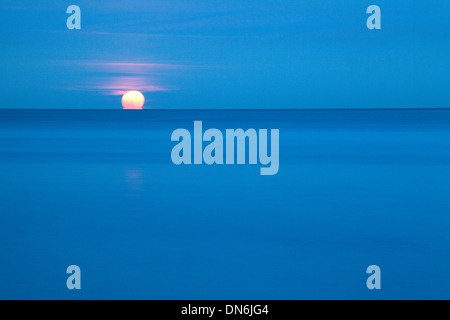 Mondaufgang über der Nordsee bei Saltburn vom Meer Redcar und Cleveland England Stockfoto