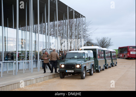 Stonehenge-Lastzug außerhalb das neue Besucherzentrum der Bus fährt Touristen zu den historischen Steinen Stockfoto