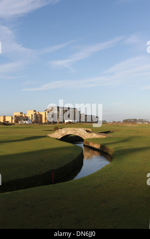 Swilken Bridge mit Old Course Hotel St Andrews Schottland Dezember 2013 Stockfoto