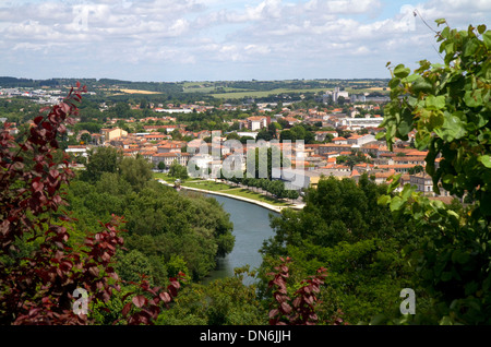 Ansicht des Flusses Charente in Angoulême im Südwesten Frankreichs. Stockfoto