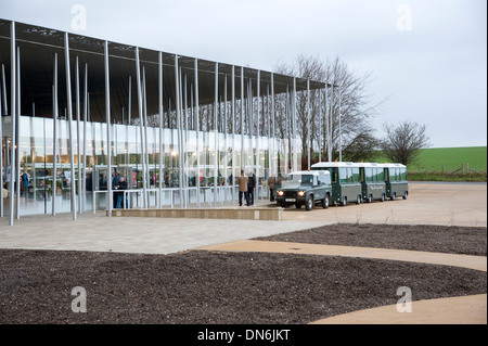 Stonehenge-Lastzug außerhalb das neue Besucherzentrum der Bus fährt Touristen zu den historischen Steinen Stockfoto