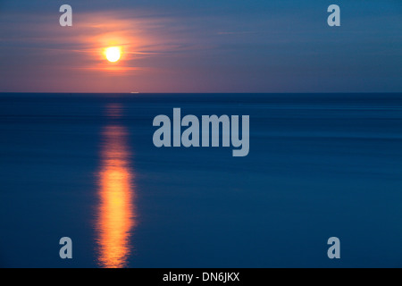 Mondaufgang über der Nordsee bei Saltburn vom Meer Redcar und Cleveland England Stockfoto