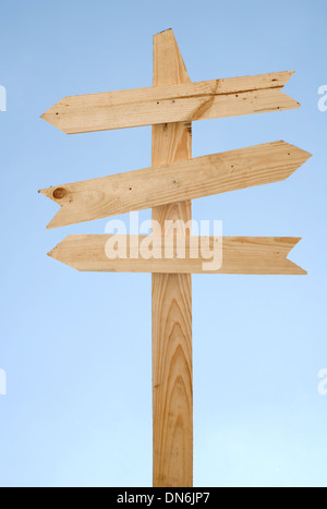 Leer aus Holz Richtung Wegweiser vor blauem Himmel Stockfoto