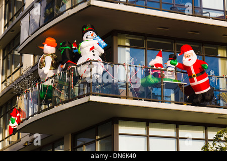 Aufblasbare Weihnachtsdekoration auf einem Balkon. Schneemann, Weihnachtsmann, Weihnachten. Stockfoto
