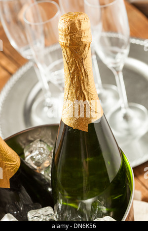 Sprudelnde Champagner im Glas für eine Feier Stockfoto