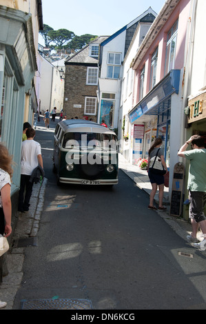 VW Campervan in schmale Straße Fowey Cornwall UK Stockfoto