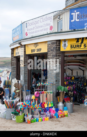 Strand-Shop Eimer & Pik Polzeath Bay Cornwall UK Stockfoto