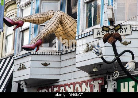 Riesen Dame Beine lehnt sich aus dem Fenster ein Geschenke-Shop im Haight-Ashbury Bezirk, San Francisco, Kalifornien, USA Stockfoto