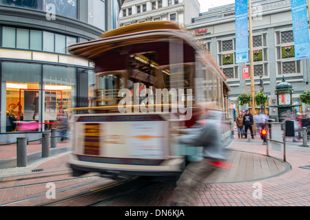 Umdrehen, Cable Car in der Powell Street, San Francisco, Kalifornien, USA Stockfoto