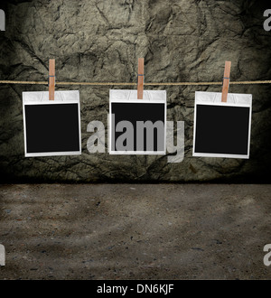 Alte Film-Rohlinge an einem Seil hängen Stockfoto