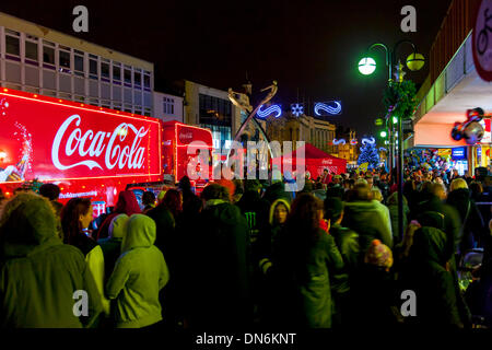 Northampton. VEREINIGTES KÖNIGREICH. 19. Dezember 2013. Abington Street. Tausende von Menschen erweisen sich bei Regen und Kälte, The Iconic Coca-cola Christmas Truck in Northampton Town centre heute bringen den Verkehr in der Nähe von Stand noch zu sehen, es ist von 1300 bis 2100 Uhr auf seine legendären sechswöchigen nationwide Tour in ganz Großbritannien über 100 Haltestellen bringt die Magie von Weihnachten für Millionen von Menschen im Land bleiben. Bildnachweis: Keith J Smith. / Alamy Live News Stockfoto