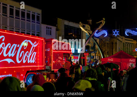 Northampton. VEREINIGTES KÖNIGREICH. 19. Dezember 2013. Abington Street. Tausende von Menschen erweisen sich bei Regen und Kälte, The Iconic Coca-cola Christmas Truck in Northampton Town centre heute bringen den Verkehr in der Nähe von Stand noch zu sehen, es ist von 1300 bis 2100 Uhr auf seine legendären sechswöchigen nationwide Tour in ganz Großbritannien über 100 Haltestellen bringt die Magie von Weihnachten für Millionen von Menschen im Land bleiben. Bildnachweis: Keith J Smith. / Alamy Live News Stockfoto