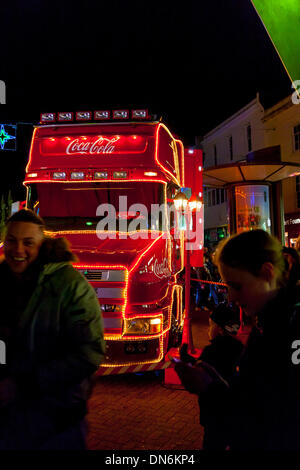 Northampton. VEREINIGTES KÖNIGREICH. 19. Dezember 2013. Abington Street. Tausende von Menschen erweisen sich bei Regen und Kälte, The Iconic Coca-cola Christmas Truck in Northampton Town centre heute bringen den Verkehr in der Nähe von Stand noch zu sehen, es ist von 1300 bis 2100 Uhr auf seine legendären sechswöchigen nationwide Tour in ganz Großbritannien über 100 Haltestellen bringt die Magie von Weihnachten für Millionen von Menschen im Land bleiben. Bildnachweis: Keith J Smith. / Alamy Live News Stockfoto