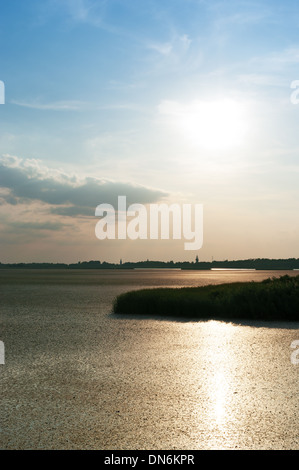 Sonnenuntergang am Theiß-See, Ungarn. Stockfoto