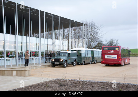 Stonehenge-Lastzug außerhalb das neue Besucherzentrum der Bus fährt Touristen zu den historischen Steinen Stockfoto