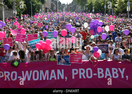 Irland Vigil fürs Leben... eine geschätzte 60-100.000 Menschen sammeln von Dail, die neuen Gesetze der Abtreibung in Irland zu protestieren Stockfoto