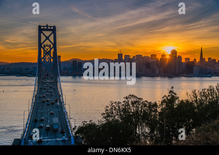 Blick auf den Sonnenuntergang von Yerba Buena Island über die Bay Bridge und die Skyline der Innenstadt, San Francisco, Kalifornien, USA Stockfoto