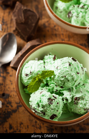 Bio Green Mint Chocolate Chip Eis mit einem Löffel Stockfoto