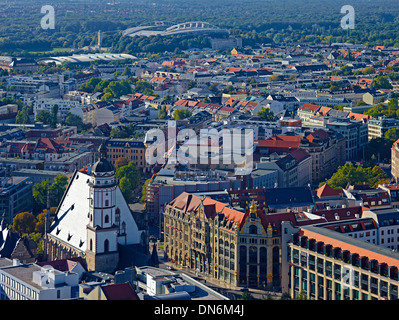 Thomaskirche und Red Bull Arena in Leipzig, Sachsen, Deutschland Stockfoto