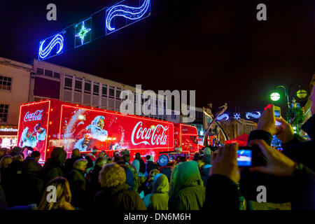 Northampton. VEREINIGTES KÖNIGREICH. 19. Dezember 2013. Abington Street. Tausende von Menschen erweisen sich bei Regen und Kälte, The Iconic Coca-cola Christmas Truck in Northampton Town centre heute bringen den Verkehr in der Nähe von Stand noch zu sehen, es ist von 1300 bis 2100 Uhr auf seine legendären sechswöchigen nationwide Tour in ganz Großbritannien über 100 Haltestellen bringt die Magie von Weihnachten für Millionen von Menschen im Land bleiben. Bildnachweis: Keith J Smith. / Alamy Live News Stockfoto