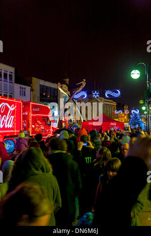 Northampton. VEREINIGTES KÖNIGREICH. 19. Dezember 2013. Abington Street. Tausende von Menschen erweisen sich bei Regen und Kälte, The Iconic Coca-cola Christmas Truck in Northampton Town centre heute bringen den Verkehr in der Nähe von Stand noch zu sehen, es ist von 1300 bis 2100 Uhr auf seine legendären sechswöchigen nationwide Tour in ganz Großbritannien über 100 Haltestellen bringt die Magie von Weihnachten für Millionen von Menschen im Land bleiben. Bildnachweis: Keith J Smith. / Alamy Live News Stockfoto