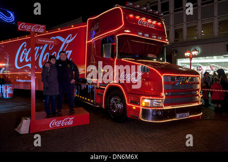 Northampton. VEREINIGTES KÖNIGREICH. 19. Dezember 2013. Abington Street. Tausende von Menschen erweisen sich bei Regen und Kälte, The Iconic Coca-cola Christmas Truck in Northampton Town centre heute bringen den Verkehr in der Nähe von Stand noch zu sehen, es ist von 1300 bis 2100 Uhr auf seine legendären sechswöchigen nationwide Tour in ganz Großbritannien über 100 Haltestellen bringt die Magie von Weihnachten für Millionen von Menschen im Land bleiben. Bildnachweis: Keith J Smith. / Alamy Live News Stockfoto