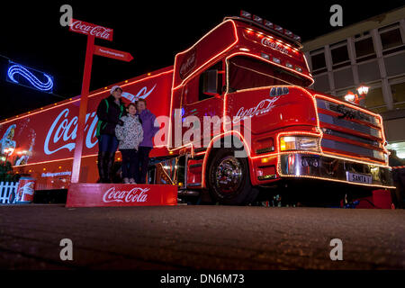 Northampton. VEREINIGTES KÖNIGREICH. 19. Dezember 2013. Abington Street. Tausende von Menschen erweisen sich bei Regen und Kälte, The Iconic Coca-cola Christmas Truck in Northampton Town centre heute bringen den Verkehr in der Nähe von Stand noch zu sehen, es ist von 1300 bis 2100 Uhr auf seine legendären sechswöchigen nationwide Tour in ganz Großbritannien über 100 Haltestellen bringt die Magie von Weihnachten für Millionen von Menschen im Land bleiben. Bildnachweis: Keith J Smith. / Alamy Live News Stockfoto