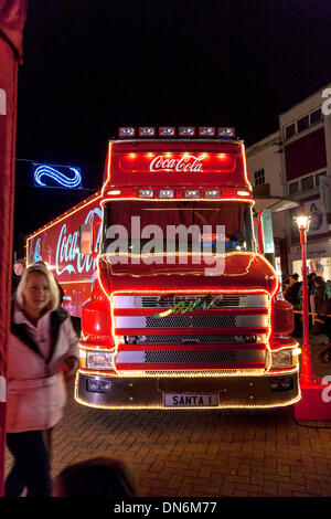 Northampton. VEREINIGTES KÖNIGREICH. 19. Dezember 2013. Abington Street. Tausende von Menschen erweisen sich bei Regen und Kälte, The Iconic Coca-cola Christmas Truck in Northampton Town centre heute bringen den Verkehr in der Nähe von Stand noch zu sehen, es ist von 1300 bis 2100 Uhr auf seine legendären sechswöchigen nationwide Tour in ganz Großbritannien über 100 Haltestellen bringt die Magie von Weihnachten für Millionen von Menschen im Land bleiben. Bildnachweis: Keith J Smith. / Alamy Live News Stockfoto