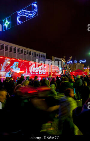 Northampton. VEREINIGTES KÖNIGREICH. 19. Dezember 2013. Abington Street. Tausende von Menschen erweisen sich bei Regen und Kälte, The Iconic Coca-cola Christmas Truck in Northampton Town centre heute bringen den Verkehr in der Nähe von Stand noch zu sehen, es ist von 1300 bis 2100 Uhr auf seine legendären sechswöchigen nationwide Tour in ganz Großbritannien über 100 Haltestellen bringt die Magie von Weihnachten für Millionen von Menschen im Land bleiben. Bildnachweis: Keith J Smith. / Alamy Live News Stockfoto