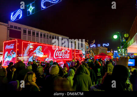 Northampton. VEREINIGTES KÖNIGREICH. 19. Dezember 2013. Abington Street. Tausende von Menschen erweisen sich bei Regen und Kälte, The Iconic Coca-cola Christmas Truck in Northampton Town centre heute bringen den Verkehr in der Nähe von Stand noch zu sehen, es ist von 1300 bis 2100 Uhr auf seine legendären sechswöchigen nationwide Tour in ganz Großbritannien über 100 Haltestellen bringt die Magie von Weihnachten für Millionen von Menschen im Land bleiben. Bildnachweis: Keith J Smith. / Alamy Live News Stockfoto