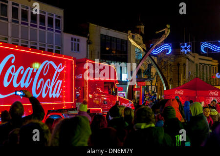 Northampton. VEREINIGTES KÖNIGREICH. 19. Dezember 2013. Abington Street. Tausende von Menschen erweisen sich bei Regen und Kälte, The Iconic Coca-cola Christmas Truck in Northampton Town centre heute bringen den Verkehr in der Nähe von Stand noch zu sehen, es ist von 1300 bis 2100 Uhr auf seine legendären sechswöchigen nationwide Tour in ganz Großbritannien über 100 Haltestellen bringt die Magie von Weihnachten für Millionen von Menschen im Land bleiben. Bildnachweis: Keith J Smith. / Alamy Live News Stockfoto