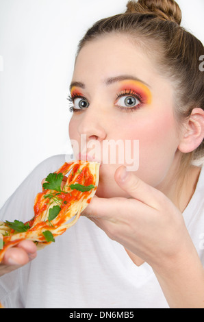 Frau im bunten Make-up mit Spaghetti in den Mund, den sie tat Stockfoto