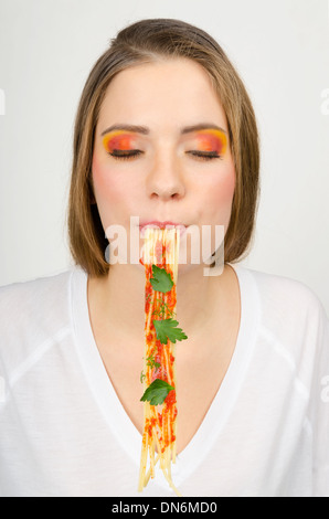 Frau Essen Spaghetti mit ihren Augen geschlossen Stockfoto