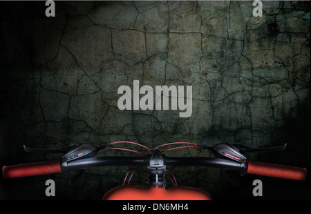 Rad Mountainbike auf rissige Wand Stockfoto