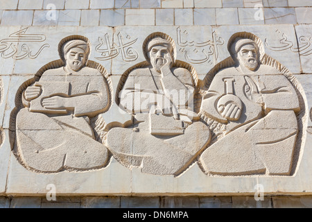 Steinerne Figuren auf der Vorderseite des Afrosiab Museums, auch bekannt als Afrosiyob, Samarkand, Usbekistan Stockfoto