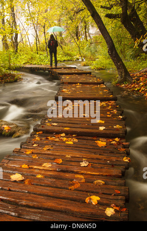 Frauen in Holzsteg im Herbst, Nationalpark Plitvice, Kroatien, Europa. Stockfoto