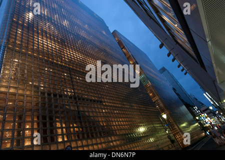 Hermes Bau, Ginza 5 Cho-mich, Chuo-Ku, in der Nacht. Tokyo.  Es wurde von Renzo Piano entworfen. Stockfoto