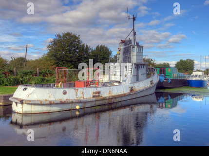 Boot auf dem Sankey Kanal Reflexion Warrington Cheshire England UK Stockfoto