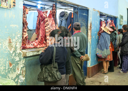 Menschen vor Ort Einkaufen für Frischfleisch im Markt, Uyuni, Bolivien, Südamerika Stockfoto