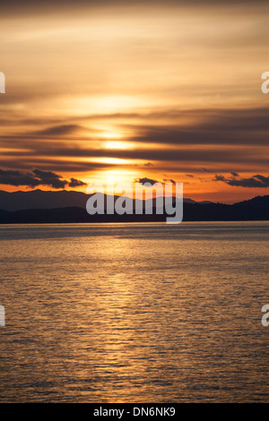 Sonnenuntergang über die Olympic mountains Stockfoto