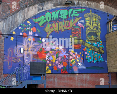 Zombie Shack Graffiti, Torbogen hinter dem Dursty Scholar Pub, Oxford Road Manchester, England, M1 5NP Stockfoto