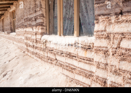 Verlassenen Salz Hotel de Sal Playa Blanca aus Salzziegel, Salar de Uyuni, Bolivien, Südamerika gebaut Stockfoto