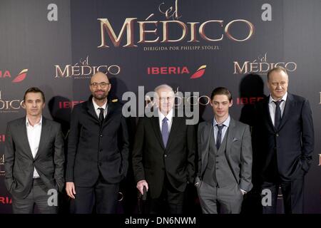 Madrid, Spanien. 19. Dezember 2013. Französischer Schauspieler Olivier Martinez, englischer Schauspieler Tom Payne, US-amerikanischer Schriftsteller Noah Gordon, schwedische Schauspieler Stellan Skarsgard und deutsche Regisseur Philipp Stolzl besuchen "Der Arzt" Premiere in Callao Kino am 19. Dezember 2013 in Madrid, Spanien. Bildnachweis: Jack Abuin/ZUMAPRESS.com/Alamy Live-Nachrichten Stockfoto