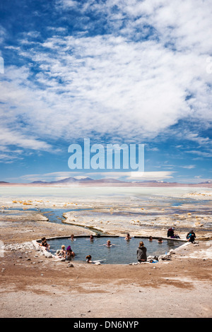 Touristen in der Laguna Polques einweichen heiße Quellen, Reserva de Fauna Andina Eduardo Avarda, Bolivien Stockfoto