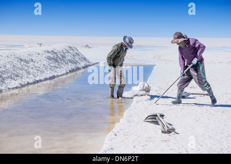 Bolivianischen Bergarbeiter Salz entziehen Salz Uyuni Salzsee Salar de Uyuni, Bolivien, Südamerika Stockfoto