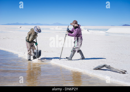 Bolivianischen Bergarbeiter Salz entziehen Salz Uyuni Salzsee Salar de Uyuni, Bolivien, Südamerika Stockfoto
