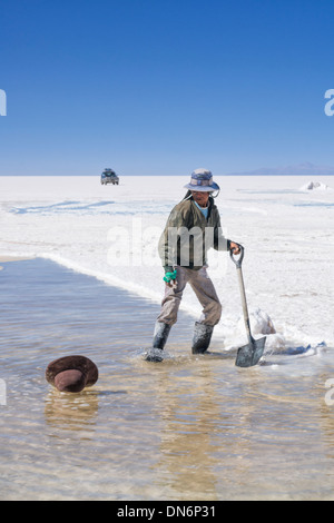 Bolivianische Salz Bergleute, Männer, die Gewinnung von Salz aus Uyuni Salzsee Salar de Uyuni, Bolivien, Südamerika Stockfoto