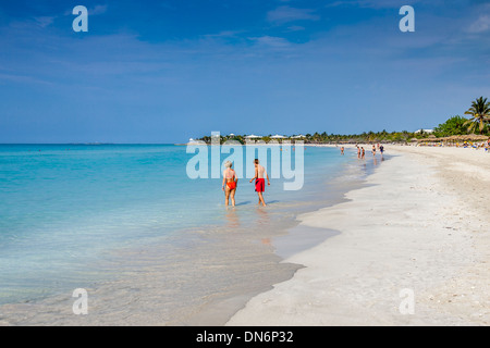 Touristen am Strand, Varadero, Kuba Stockfoto