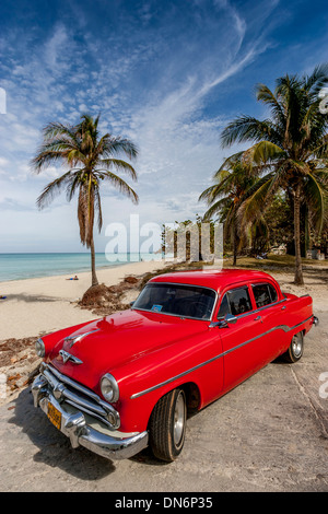 Amerikanische Oldtimer Parken am Strand, Havanna, Kuba Stockfoto