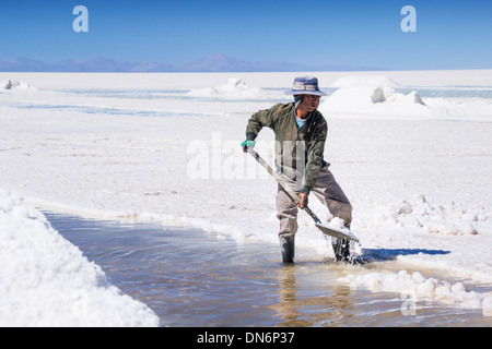 Bolivianische Salz Bergleute, Männer, die Gewinnung von Salz aus Uyuni Salzsee Salar de Uyuni, Bolivien, Südamerika Stockfoto